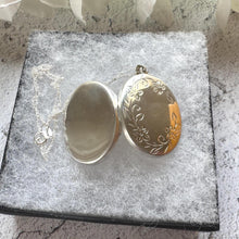 Carica l'immagine nel visualizzatore di Gallery, Vintage English Sterling Silver Engraved Forget-me-Not Locket & Chain. Medium/Large Oval Photo Pendant Necklace
