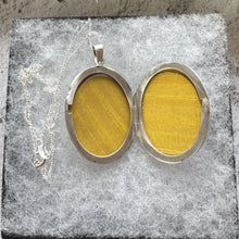 Carica l'immagine nel visualizzatore di Gallery, Vintage English Sterling Silver Engraved Forget-me-Not Locket & Chain. Medium/Large Oval Photo Pendant Necklace