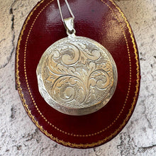 Charger l'image dans la galerie, Vintage Sterling Silver Enamel Floral Locket, Victorian Style Photo Locket Necklace