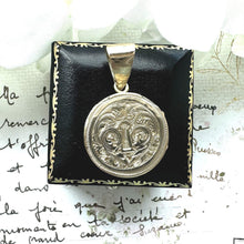 Charger l'image dans la galerie, Antique Victorian 9ct Gold Locked Heart Locket Pendant
