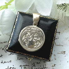 Charger l'image dans la galerie, Antique Victorian 9ct Gold Locked Heart Locket Pendant