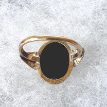 Charger l'image dans la galerie, Antique Victorian Hardstone Cameo Ring, Classical Male Profile in Gold Cased Mount, c.1880–1900