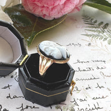 Charger l'image dans la galerie, Antique Victorian Hardstone Cameo Ring, Classical Male Profile in Gold Cased Mount, c.1880–1900