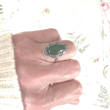 Carica l'immagine nel visualizzatore di Gallery, Art Deco Green Chrysoprase Cabochon Silver Ring