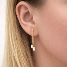 Cargar imagen en el visor de la galería, Vintage 9ct Gold Day And Night Baroque Pearl Drop Earrings