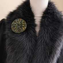 Carica l'immagine nel visualizzatore di Gallery, Huge 1930s Deep Carved Bakelite Flower Brooch