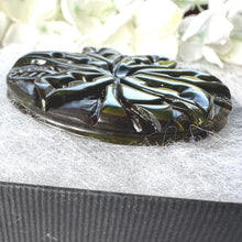 Carica l'immagine nel visualizzatore di Gallery, Huge 1930s Deep Carved Bakelite Flower Brooch