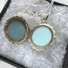Charger l'image dans la galerie, Vintage Sterling Silver Locket Necklace, Birmingham 1980, Engraved Floral Star, Scalloped Edge Pendant