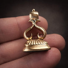 Carica l'immagine nel visualizzatore di Gallery, Antique Georgian Gold Cased Bloodstone Seal Fob Pendant. Circa 1790