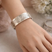 Carica l'immagine nel visualizzatore di Gallery, Victorian Sterling Silver Engraved Rose & Forget-Me-Not Bangle