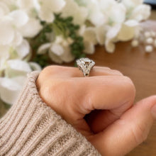 Carica l'immagine nel visualizzatore di Gallery, Art Deco Toi et Moi Diamond Ring 2.00ct Matched Old European Cut Diamonds Platinum Antique Engagement Ring