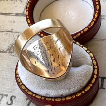 Carica l'immagine nel visualizzatore di Gallery, Georgian 18ct Gold Hairwork Mourning Ring Inscribed Lady Knatchbull 1799