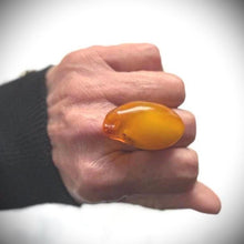 Charger l'image dans la galerie, Vintage 1980's Huge 30ct Natural Butterscotch Baltic Amber Statement Ring