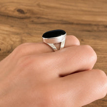 Carica l'immagine nel visualizzatore di Gallery, Vintage 1970s Sterling Silver Onyx Modernist Statement Ring, Size J-1/2/US 5