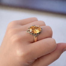 Lade das Bild in den Galerie-Viewer, Vintage Sunset Peach Colour-Changing Tourmaline Cocktail Ring in Sterling Silver