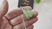 Cargar y reproducir el video en el visor de la galería, Vintage Sterling Silver Jade Buddha Pendant & Chain