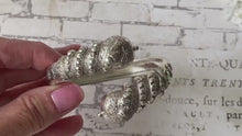 Laden und Abspielen von Videos im Galerie-Viewer, Victorian Etruscan Revival Silver Snake Bangle