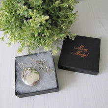 Cargar imagen en el visor de la galería, Vintage Art Deco Revival Sterling Silver Locket & Long Chain