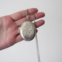 Cargar imagen en el visor de la galería, Vintage English Silver Photo Locket & Chain - MercyMadge