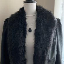 Charger l'image dans la galerie, Victorian Whitby Jet Carved Horseshoe Pendant