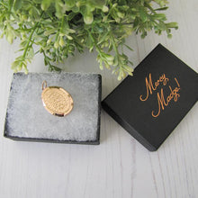 Charger l'image dans la galerie, Victorian 9ct Gold Engraved Oval Locket