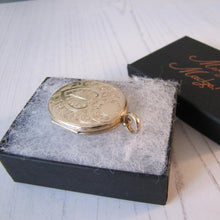 Charger l'image dans la galerie, Large Victorian 9ct Gold Engraved Oval Locket