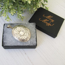 Charger l'image dans la galerie, Large Victorian Sterling Silver Engraved Locket