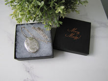 Charger l'image dans la galerie, Vintage Victorian Revival English Silver Locket & Rope Chain