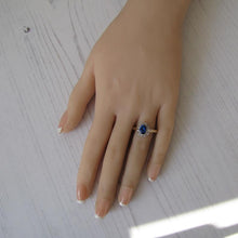 Cargar imagen en el visor de la galería, Vintage 9ct Gold, Blue Topaz & White Spinel Cluster Ring