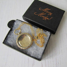 Charger l'image dans la galerie, 15ct Carved Gold Memorial Locket For Sir John Guise, English Baronet 1865 - MercyMadge