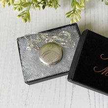 Charger l'image dans la galerie, Vintage Engraved Silver Fan Locket