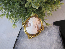 Charger l'image dans la galerie, Antique Georgian Gold Cameo Brooch