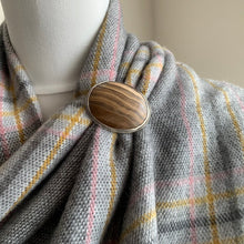 Cargar imagen en el visor de la galería, Victorian Scottish Banded Agate Silver Brooch