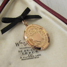 Charger l'image dans la galerie, Victorian 9ct Gold Engraved Oval Locket
