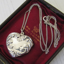 Charger l'image dans la galerie, Vintage Sterling Silver Engraved Puffy Heart Locket