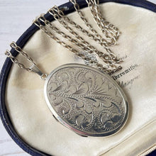 Charger l'image dans la galerie, Vintage English Silver Large Locket & Chain