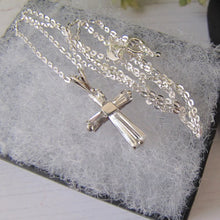 Charger l'image dans la galerie, Vintage Sterling Silver Cubic Zirconia Cross Pendant