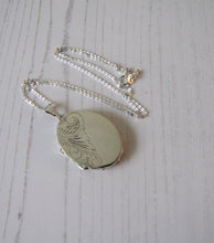 Cargar imagen en el visor de la galería, Vintage Edwardian Style English Sterling Silver Locket & Chain