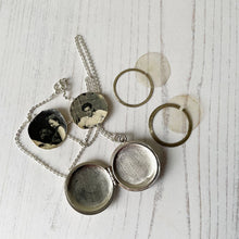 Charger l'image dans la galerie, Vintage Engraved Silver Fan Locket