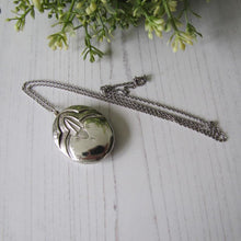 Cargar imagen en el visor de la galería, Vintage Art Deco Revival Sterling Silver Locket & Long Chain