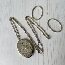 Charger l'image dans la galerie, Vintage English Silver Large Locket & Chain