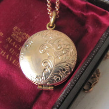 Charger l'image dans la galerie, Antique Rose Gold Glass Front Engraved Locket