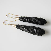 Charger l'image dans la galerie, Victorian Whitby Jet Long Torpedo 9ct Gold Earrings