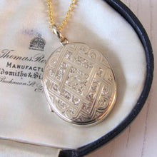 Charger l'image dans la galerie, Large Victorian 9ct Gold Engraved Oval Locket