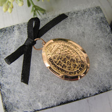 Charger l'image dans la galerie, Victorian 9ct Gold Engraved Oval Locket