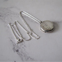 Charger l'image dans la galerie, Vintage Victorian Style English Sterling Silver Locket & Chain