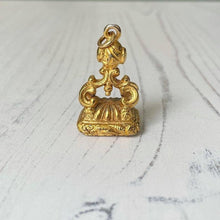 Charger l'image dans la galerie, Georgian Gold Cased Steel Intaglio Fob Seal : Corona Fides