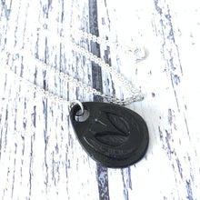 Charger l'image dans la galerie, Victorian Whitby Jet Carved Horseshoe Pendant