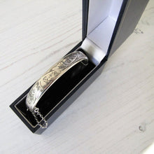 Charger l'image dans la galerie, Vintage English Silver Bracelet, Boxed, Charles Horner, Aesthetic Engraved. - MercyMadge