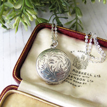 Charger l'image dans la galerie, Vintage Victorian Style English Sterling Silver Locket & Chain